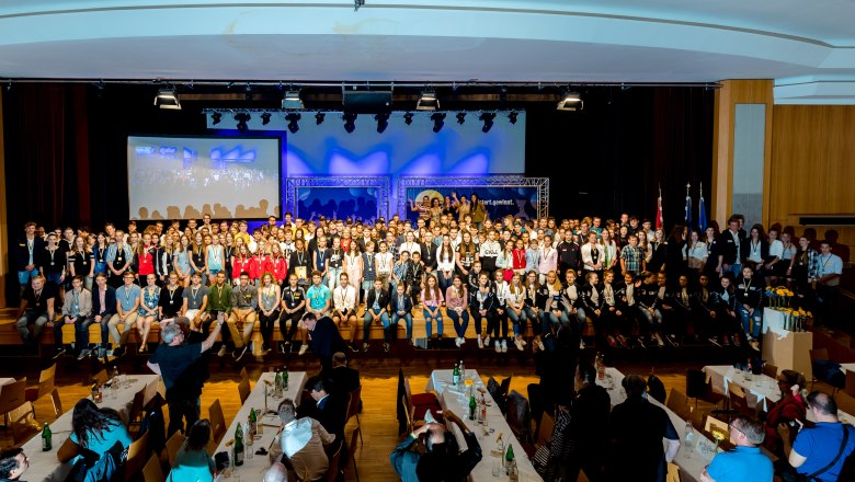 Das Gruppenfoto mit Sportlandesrätin Petra Bohuslav und allen geehrten Nachwuchsmeisterinnen und Nachwuchsmeistern, © Matthias Streibel