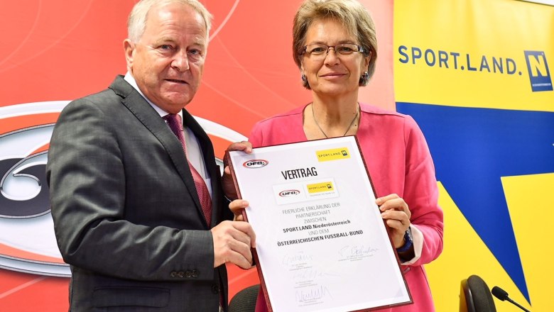 Sportlandesrätin Petra Bohuslav und ÖFB-Präsident Leo Windtner präsentieren die neue Partnerschaft zwischen dem SPORT.LAND.Niederösterreich und dem ÖFB., © NLK Burchhart